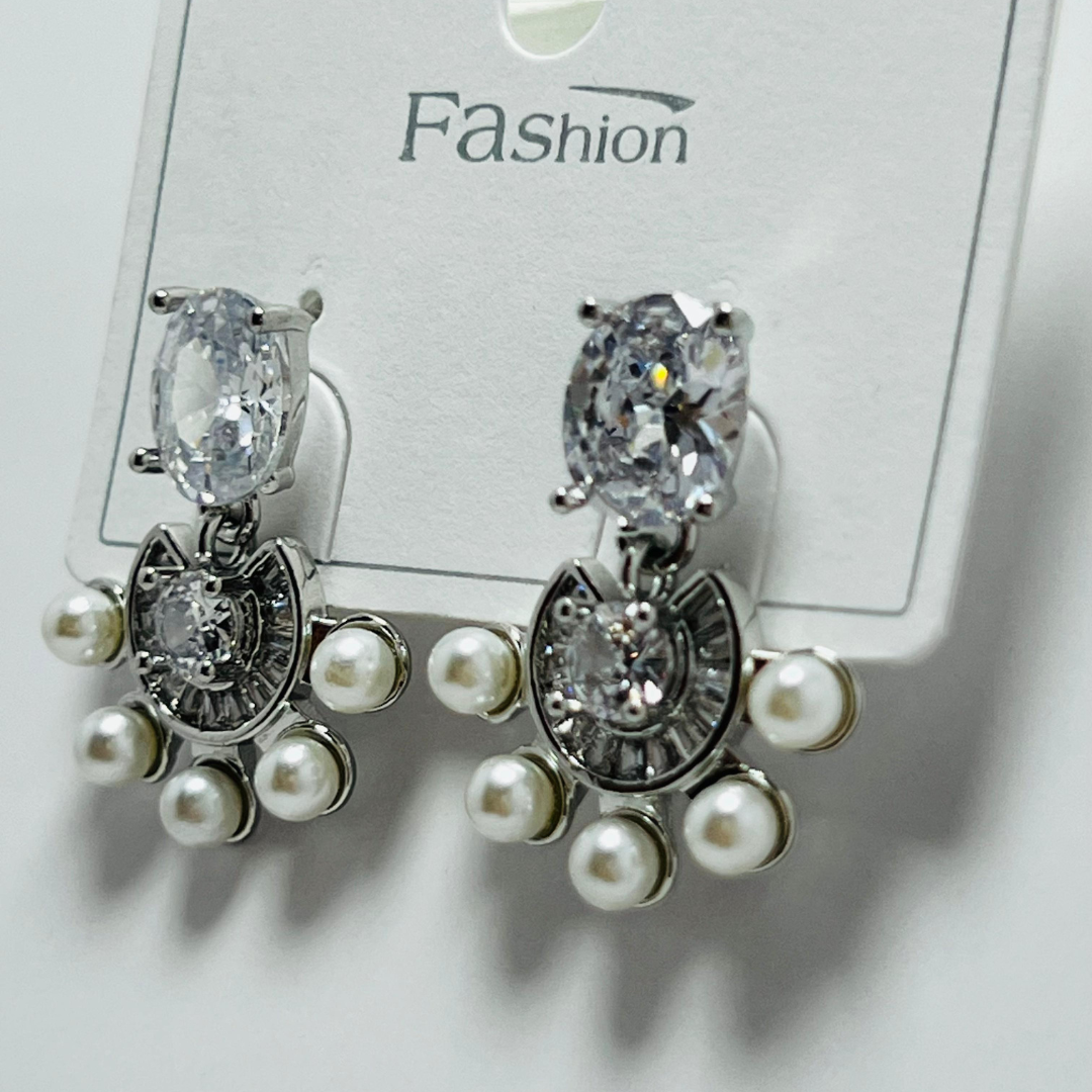 Title: Elegant Silver-Plated Pearl & Crystal Drop Earrings